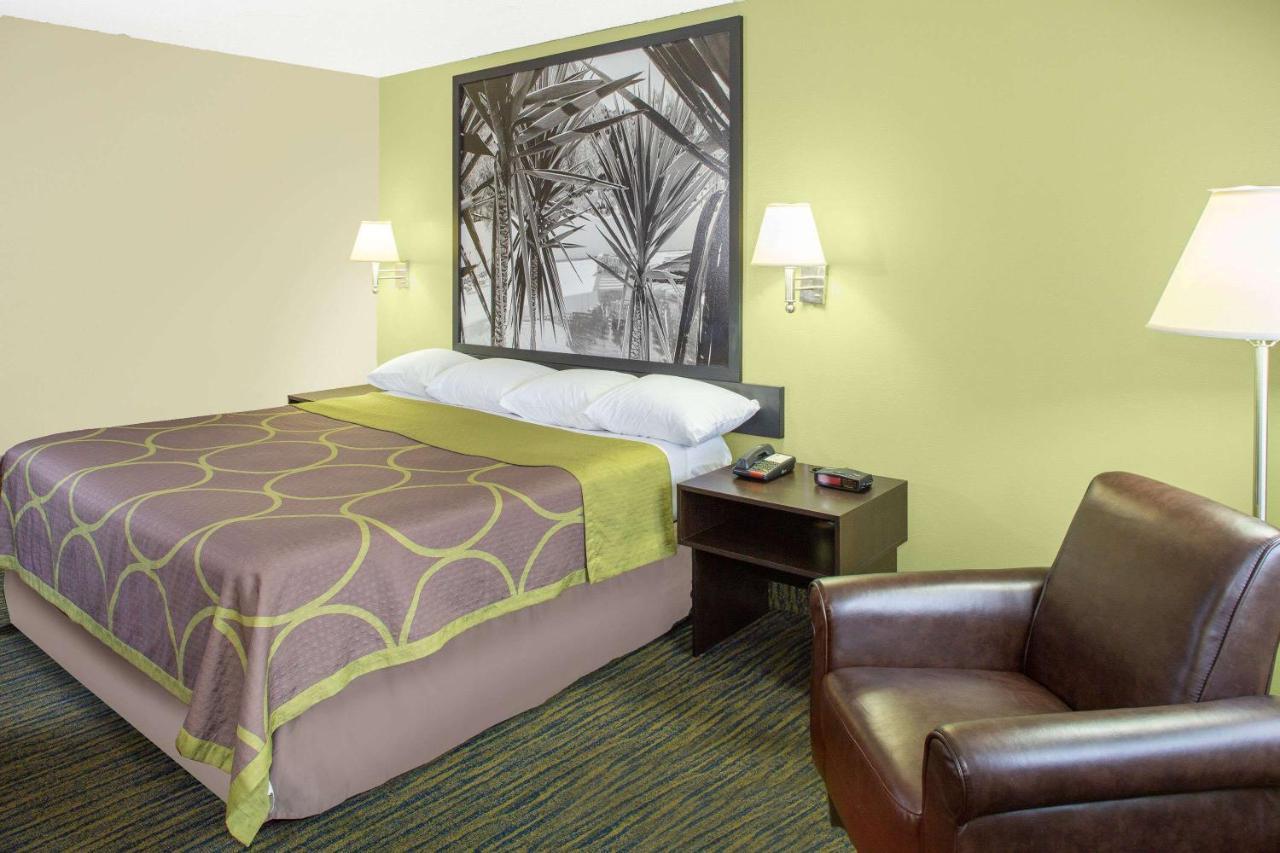 Super 8 By Wyndham Panama City Exterior photo